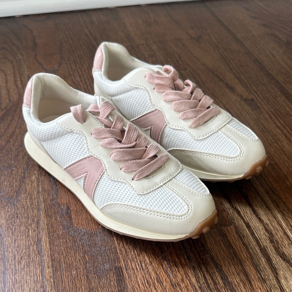 Mia Girl's Cream and Blush Traynor Sneakers